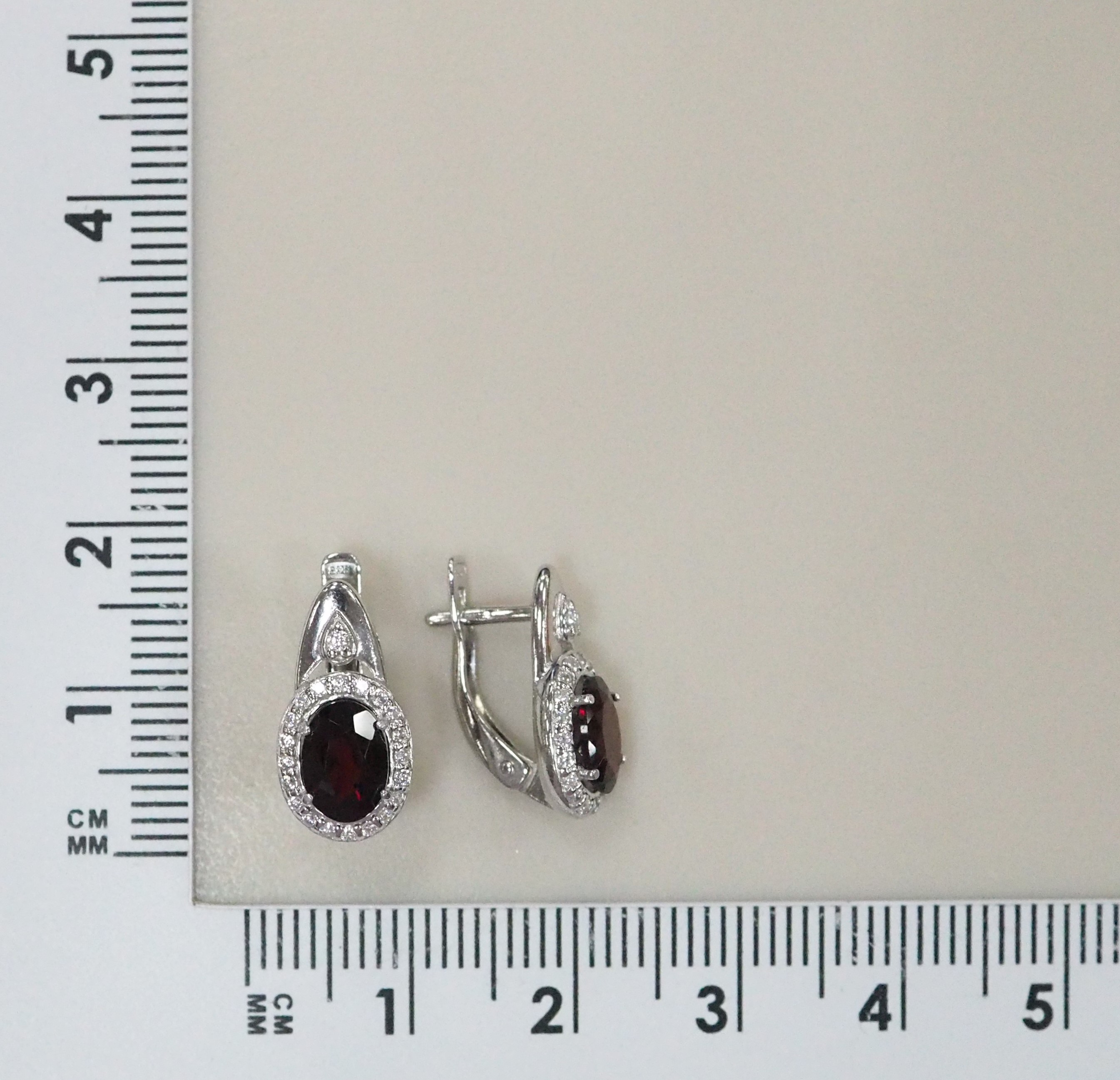 Серебряные серьги с гранатами